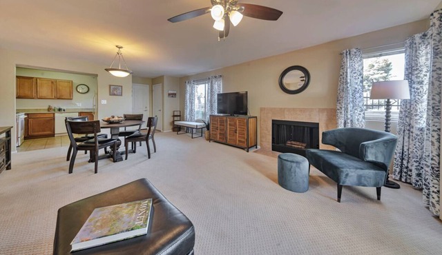 Beautiful 2 Bedroom Condo with Mountain Views!