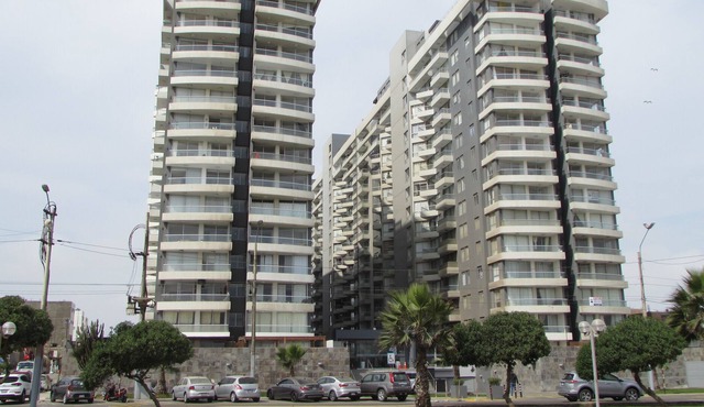 Beautiful apartment in a building facing the sea