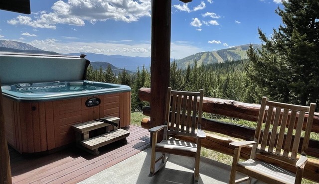 Beautiful Big Sky Luxury Townhome - Garage, Hot Tub, Views, 2 King Suites