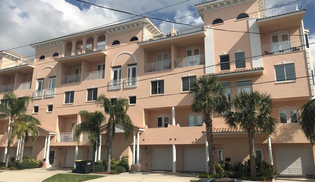 Beautiful Condo Close to Beach Private Hot Tub & Elevator