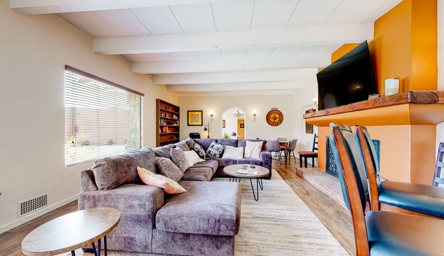 Beautiful condo with pool, hot tub, putting green, gym, BBQ area, fireplace