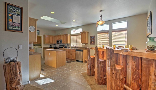 Beautiful Kanab Home w/Yard - Walk to Restaurants