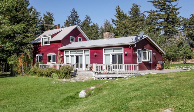 Beautiful property, spectacular view. House + guest house, close to Yellowstone.