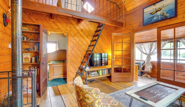 Bisbee Vacation Rental w/Mountain Views & Sunroom