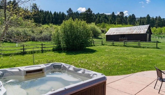 Black Bear Ranch -Large home near Bozeman's Hyalite Canyon with peace & quiet