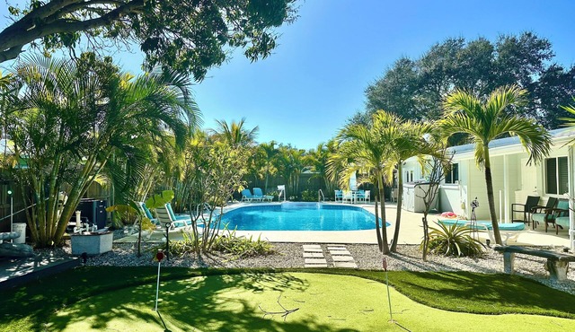 Blastoff Beach House w HUGE Pool, Putting Green.And More! 4 Blocks to Beach.