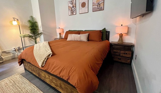 Boho Haven with Free Parking, Wifi and King Bed, Walk to Clubs, U of A and Food