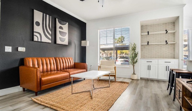Boulevard Stays 2BR by Stadium Pool Parking Gym 06