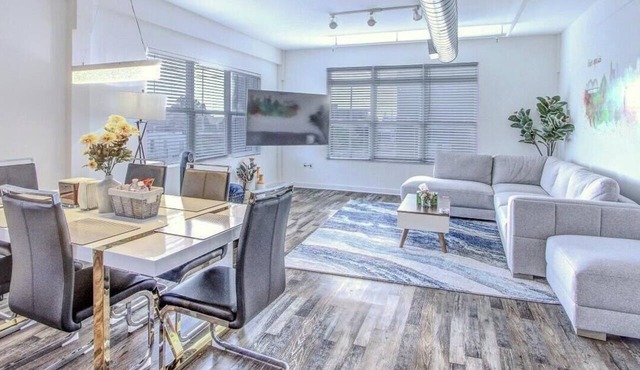BRAND NEW Modern Spacious Loft in Downtown with free parking