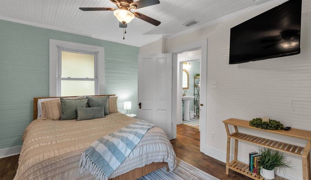 Bright Lakeland Getaway | Walk to Lakes & Florida Southern | Pet-Friendly | Patio