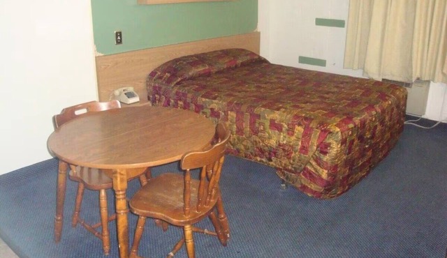 Budget-Friendly Room w/Free Parking + Quiet Stay Near London Bridge - 2mi