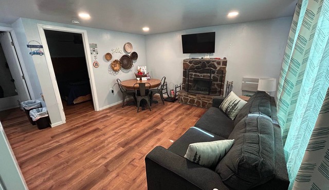 Cabin #1 - 1 Bedroom Modern With Fireplace