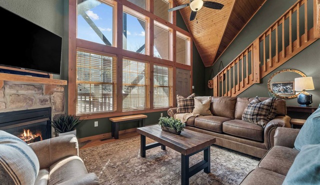 Cabin w/4 Master Suites! Close to Silver Dollar City!
