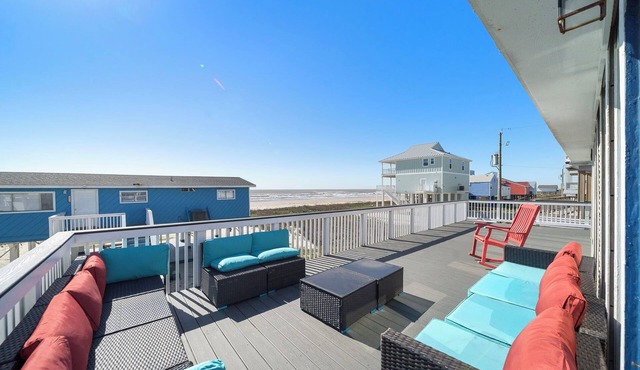 Captain's Manor | Beach Views w/Communiy Pool