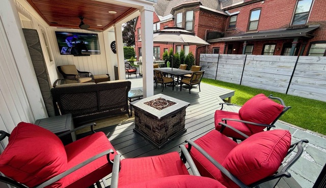 Caroline Street! 7BR/5.5BA HUGE!