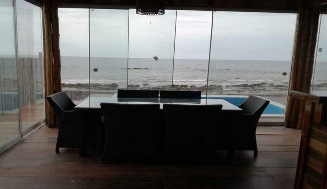 Casa frente al mar con piscina privada, completamente equipada y amoblada.