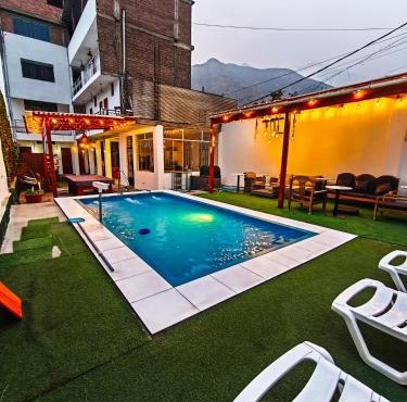 CASA HOSPEDAJE RICARDO PALMA con PISCINA