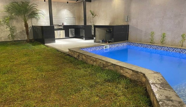 Casa piscina, jardín, parrilla