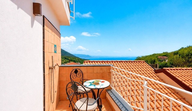 Casa Vacanze 'Rosaria Sea View' with Sea View, Wi-Fi, and Air Conditioning