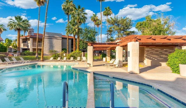 Central 2BR Condo Near Golf, Shopping & Nightlife