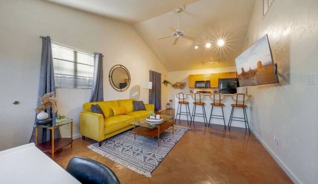 Central/Cozy/1 BR & 1 BA/Guesthouse/Fenced