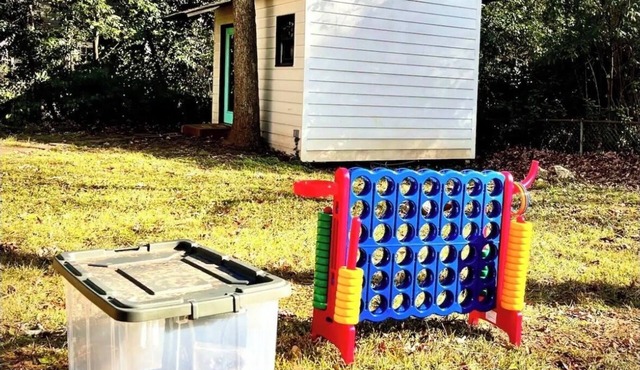 Central Cozy Studio 11 Minutes From Downtown For Single, Couple, or A Child