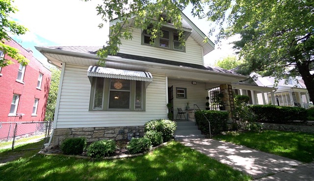 Central location Plaza Area 2 story Home Sleeps 8-10 3+ bedrooms 2 full baths