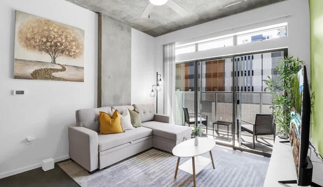 Centric 2BR In HEART of DTPHX Free Garage Parking