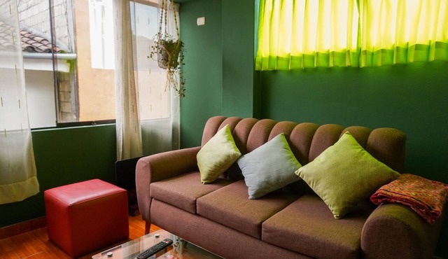 Chakana: Bright 1-bedroom apartment in the San Blas market area. Queen bed!