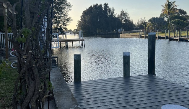 Charlotte's Cottage 3BDR Heated Pool & Canal views