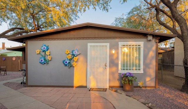 Charming 1-bedroom cottage in a central location with WiFi and private backyard