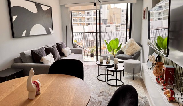 Charming 2 bedroom apartment. Closer to waterfront!