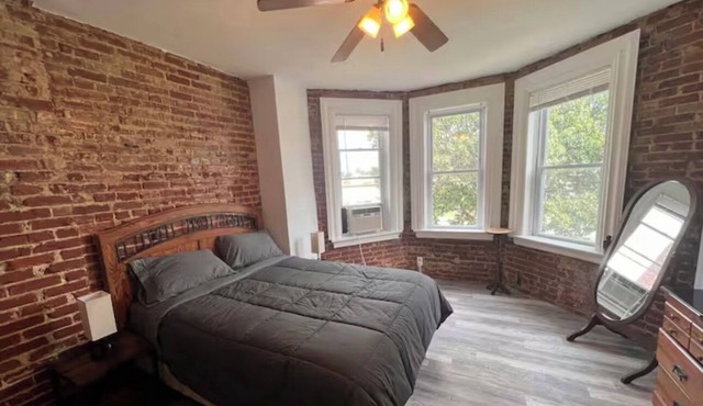 Charming 2-bedroom apartment in wonderful St. Louis with AC, WiFi