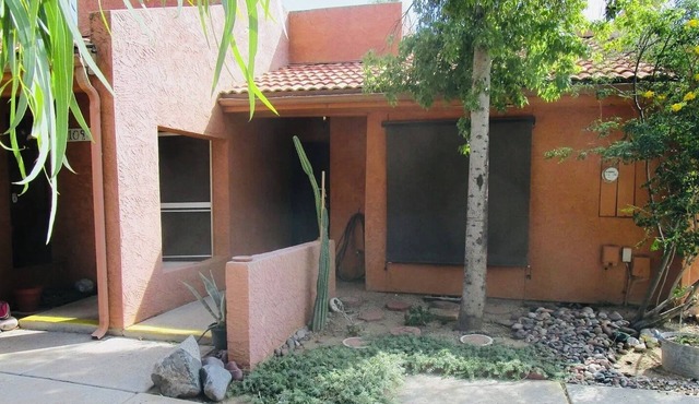 Charming 2-bedroom apartment with WiFi, AC in fabulous Phoenix