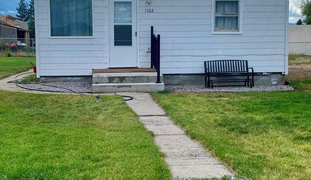 Charming 2-bedroom Cabarett house in Deer Lodge with WiFi, Cable, Heat, AC