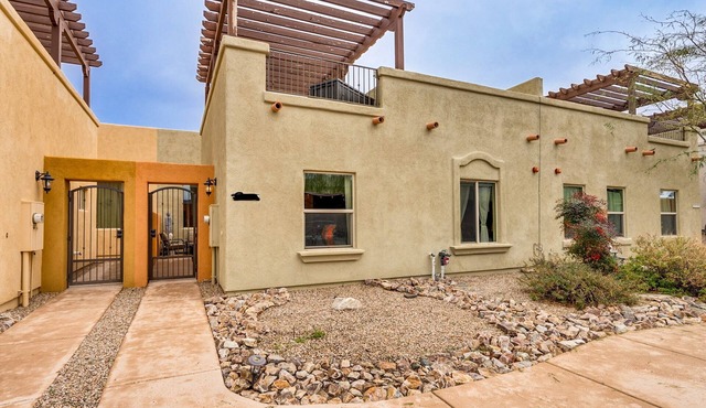 Charming 2-bedroom condo in delightful Tubac. Central to all the activities.