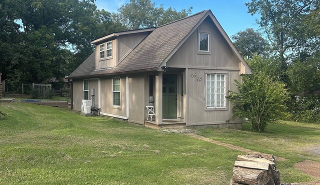 Charming 2-bedroom cottage with WiFi and AC in peaceful Madison