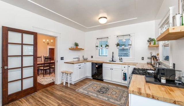 Charming 2-bedroom house in nice Everett with AC, WiFi