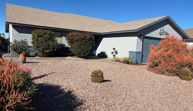 Charming 2-bedroom house in Fountain of the Sun 55+ community. Great amenities!