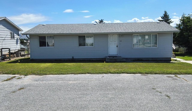 Charming 3BR Farmhouse Prime Deer Lodge Location Peaceful + Central Stay