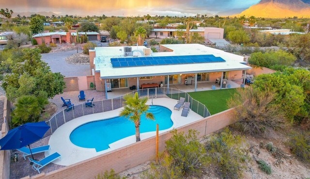 Charming 4-bedroom house in Tucson with Heated Pool and Hot Tub and Great Patio