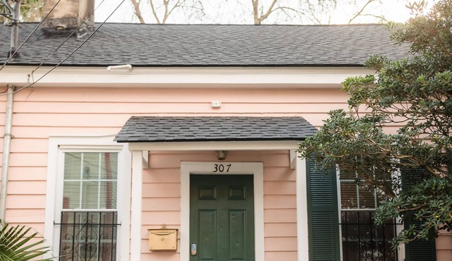 Charming Cottage w/ Courtyard 2 blocks to Forsyth Park