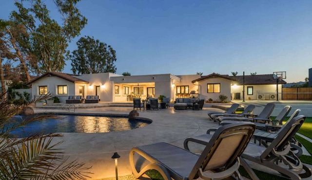 Charming Desert Retreat w/pickle-ball, gym,
