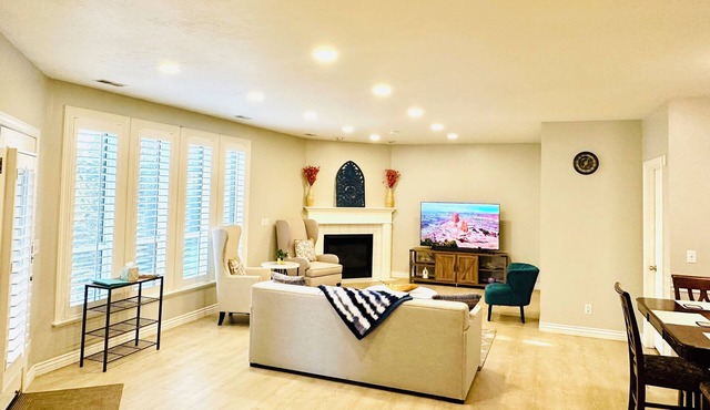 Charming spacious 2-bed 2-bath guest suite in family friendly South Jordan