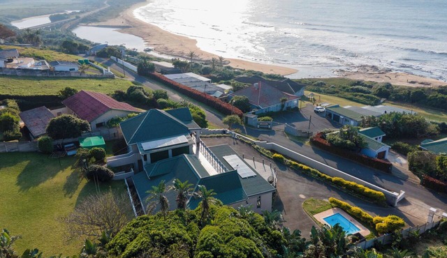 Cheers! Beautiful 2-bedroom ocean view apartment in Umzumbe steps from the beach