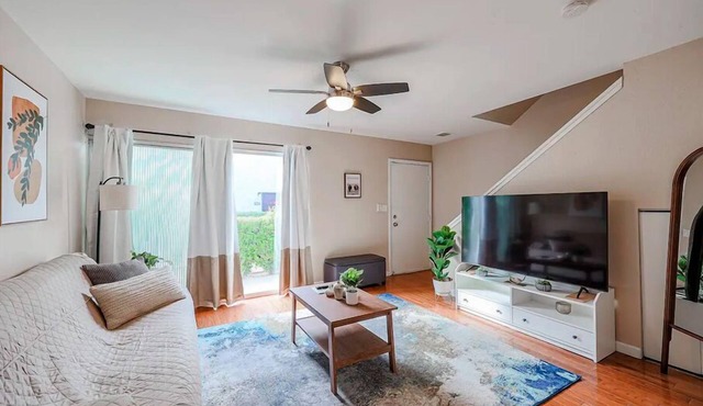Chic 2BR APT w/pool next to Fashion Square Mall