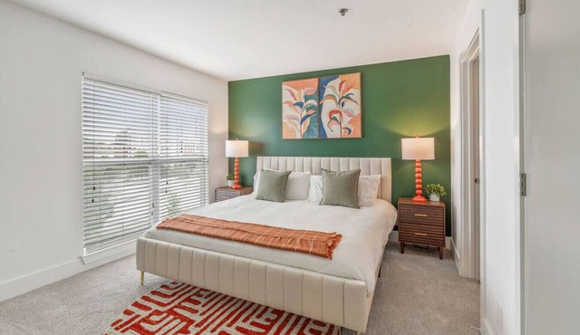 Chic 2BR | King Bed |Balcony| Krog Mrkt | Beltline
