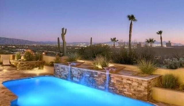 Cimarron: Spectacular city and mountain views, pool, hot tub, and more!
