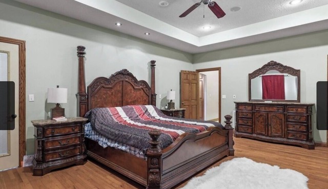Classy 7 bedrooms 5 bathrooms house with pool & hot-tub in up scale neighborhood