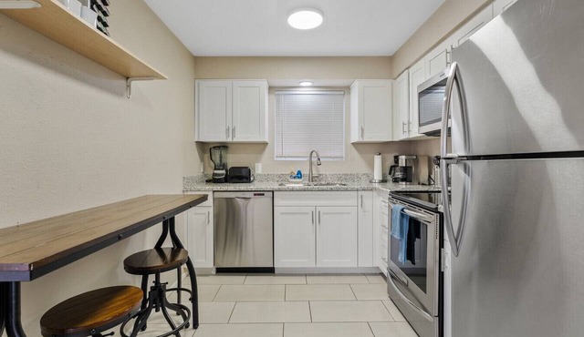 Clean 2BR condo near Downtown Mesa - free parking